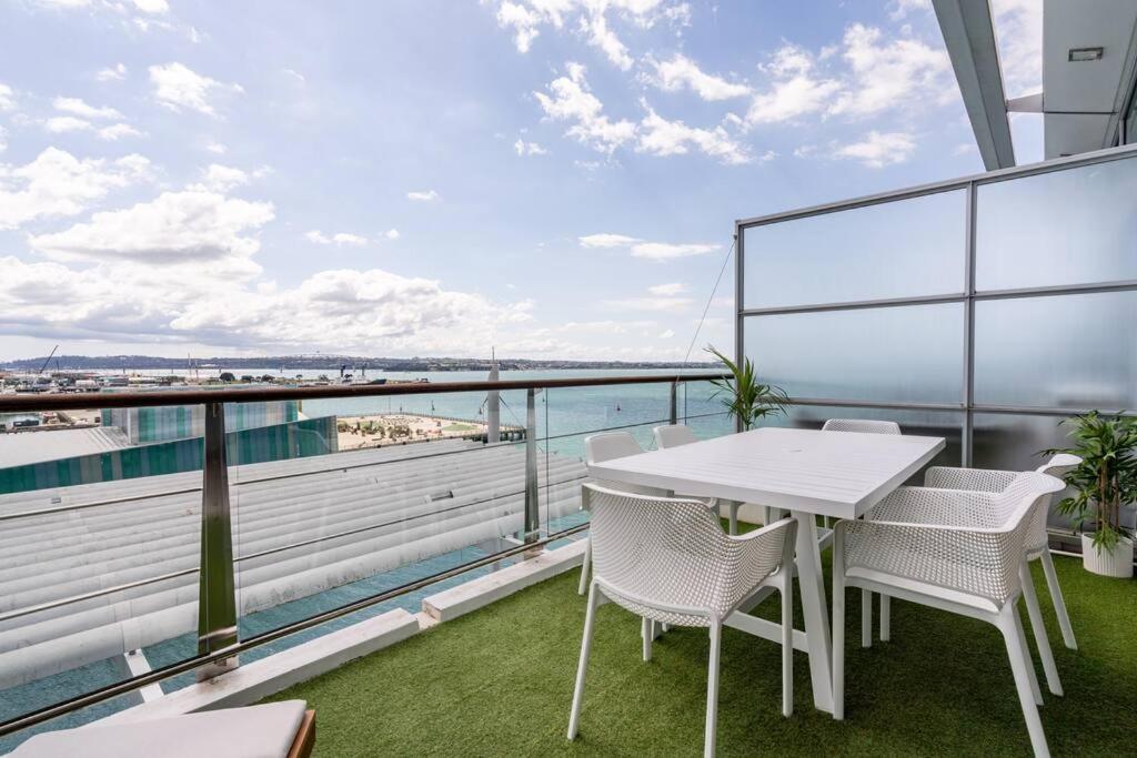 Spacious Penthouse With Spectacular Harbour Views! โอ๊คแลนด์ ภายนอก รูปภาพ