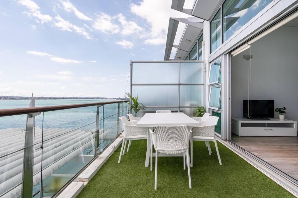 Spacious Penthouse With Spectacular Harbour Views! โอ๊คแลนด์ ภายนอก รูปภาพ